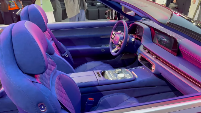 El interior del Genesis X Gran Coupe Convertible está hecho con materiales que no son sinteticos.