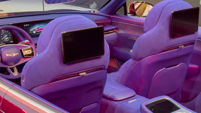 Genesis X Gran Convertible Concept tiene pantallas para los asientos traseros.