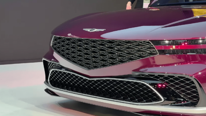 La parrilla del Genesis X Gran Convertible Concept es estilo Crest, exclusiva de la marca.