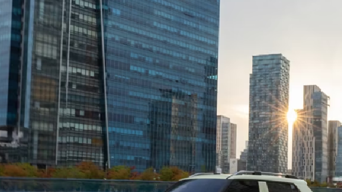 El Hyundai Inster tiene un buen espacio para carga con los asientos reclinados.