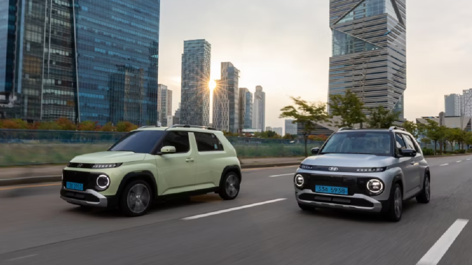 El Hyundai Inster tiene un buen espacio para carga con los asientos reclinados.