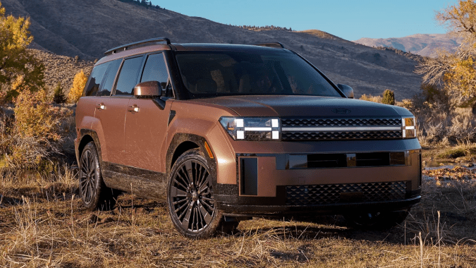 El diseño de la Hyundai Santa Fe Hybrid 2025 es bastante cuadrada.