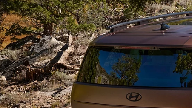 La Hyundai Santa Fe Hybrid 2025 tiene amplio espacio de carga si se acuestan los asientos.