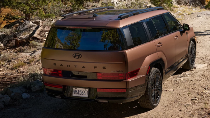 La Hyundai Santa Fe Hybrid 2025 tiene amplio espacio de carga si se acuestan los asientos.