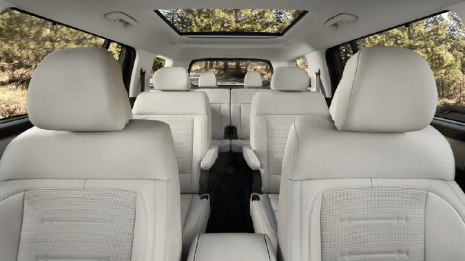 La Hyundai Santa Fe Hybrid 2025 tiene asientos para seis personas.