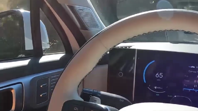 El Hyundai Santa Fe Hybrid 2025 posee diferentes modos de conducción, entre ellos el sin manos.