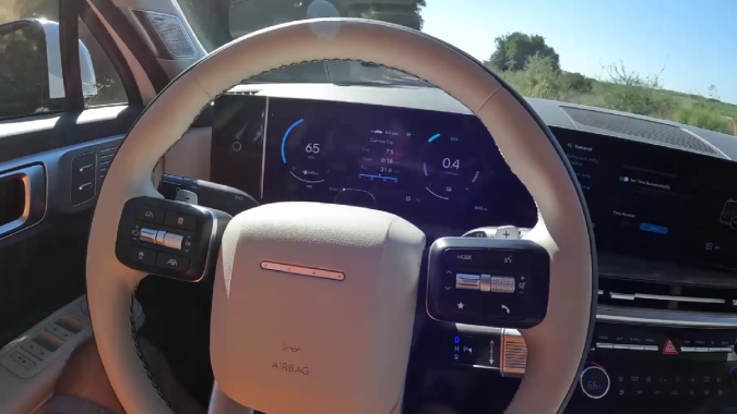 El Hyundai Santa Fe Hybrid 2025 posee diferentes modos de conducción, entre ellos el sin manos.