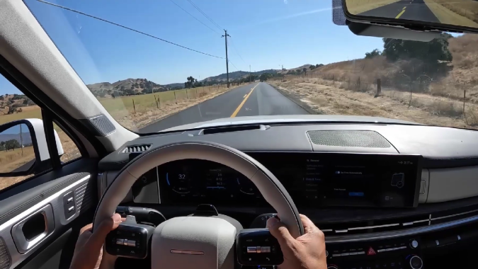 La Hyundai Santa Fe Hybrid 2025 tiene tres niveles de freno regenerativo.