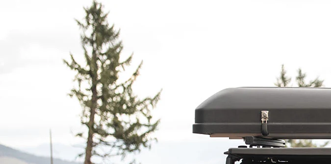 Convierte tu vehículo en un campamento móvil con estas tiendas de techo premium