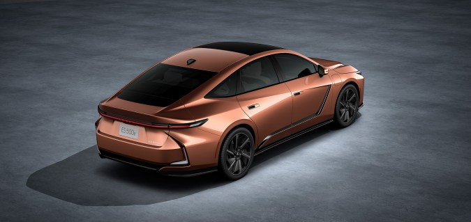 Lexus ES 2026 tiene un nuevo diseño.