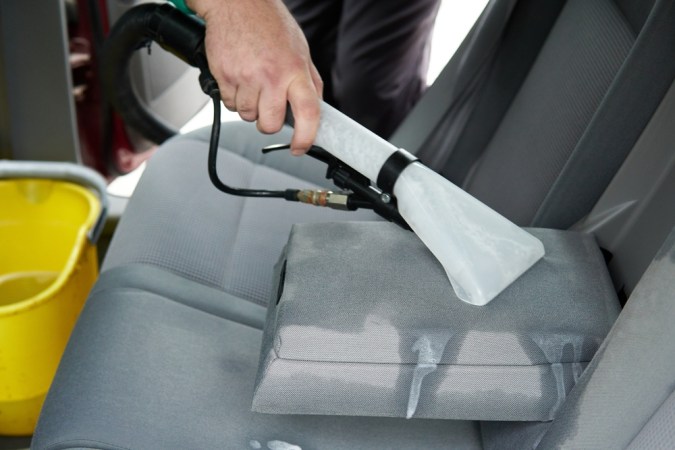 Limpieza de auto antes de guardarlo: trucos para evitar corrosión