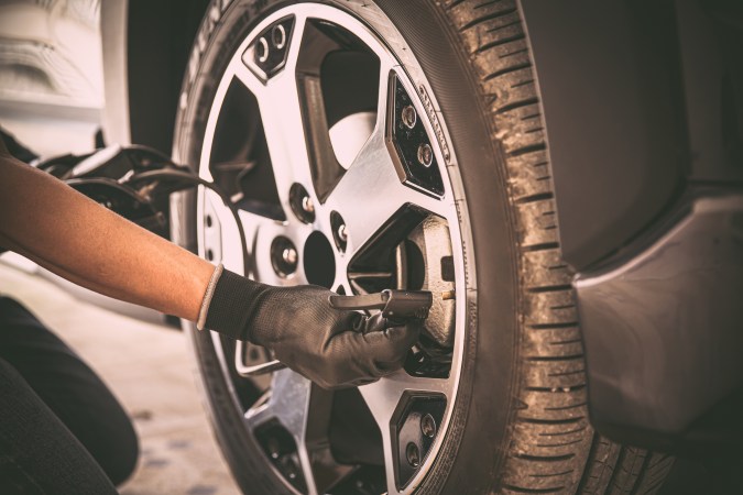 En al menos unas tres mil millas, se debería calibrar la llanta.