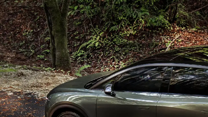 La Lucid Gravity Grand Touring 2026 tiene una potencia de 828 caballos de fuerza.