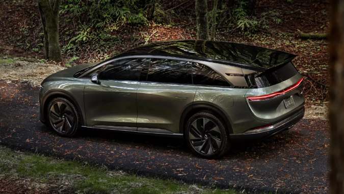 La Lucid Gravity Grand Touring 2026 tiene una potencia de 828 caballos de fuerza.