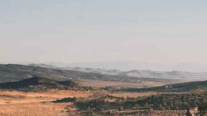 La Lucid Gravity Grand Touring 2026 logra una buena conducción en terrenos fuera del asfalto.