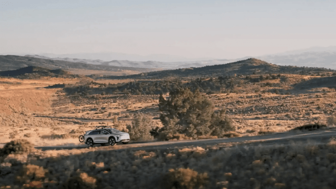 La Lucid Gravity Grand Touring 2026 logra una buena conducción en terrenos fuera del asfalto.