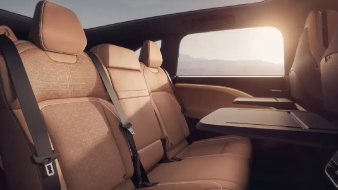 La Lucid Gravity Grand Touring 2026 tiene un espacio de carga de 120 pies cúbicos con los asientos abatidos.