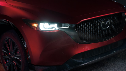 Mazda CX-5 compite en el segmento de SUV compactos.