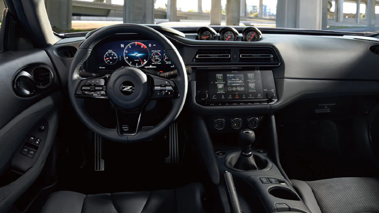 El interior del Nissan Z está pensado para una cómoda posición del conductor.