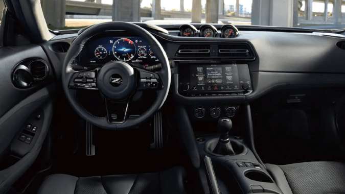El interior del Nissan Z está pensado para una cómoda posición del conductor.