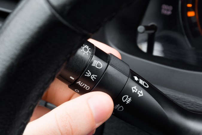 ¿Cuándo debo hacer parpadear las luces delanteras?