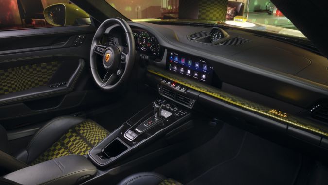 El tablero del Porsche 911 Spirit 70 es de cuero negro.