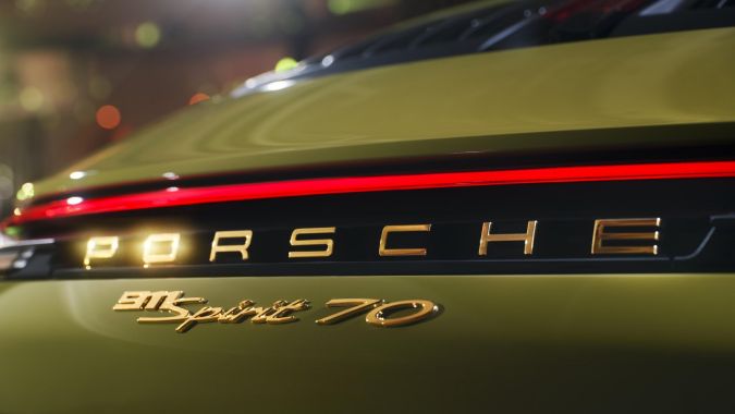 Porsche 911 Spirit 70 tiene las letras doradas de su identificación.
