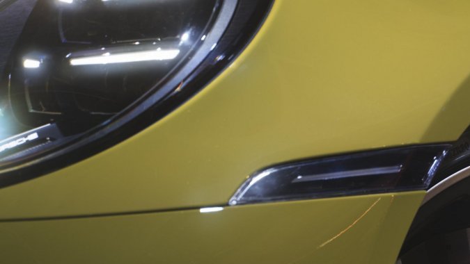 Porsche 911 Spirit 70 tiene un color oliva que llama la atención.