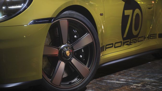 Porsche 911 Spirit 70 tiene un color oliva que llama la atención.