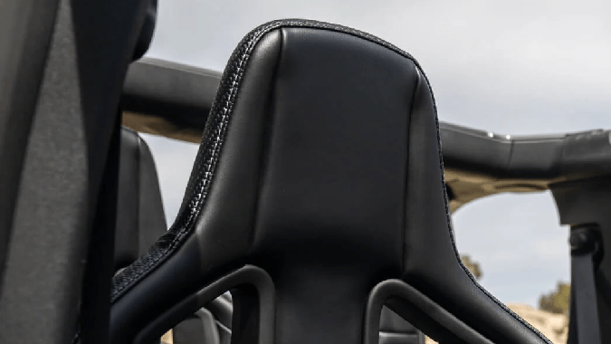 RTR Bronco Fun-Runner LT tiene asientos Recaro especiales.