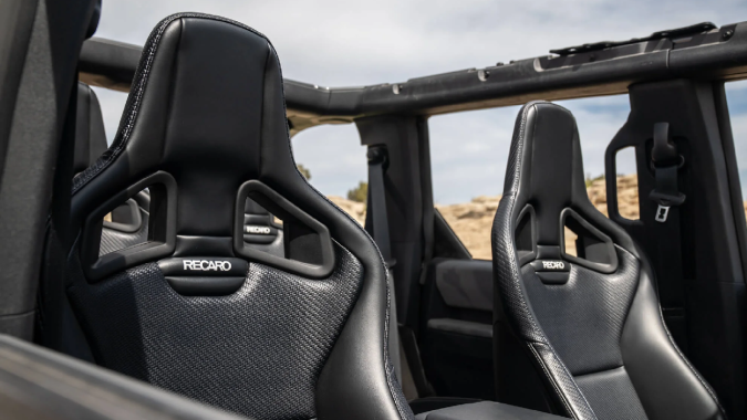 RTR Bronco Fun-Runner LT tiene asientos Recaro especiales.