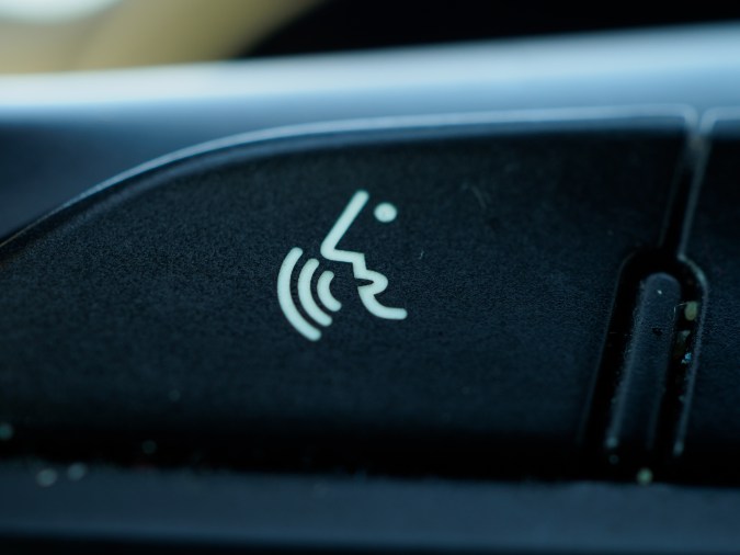 control de voz para autos