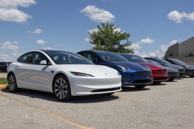 Tesla ofrece una gama de modelos eléctricos desde $40,000 dólares.
