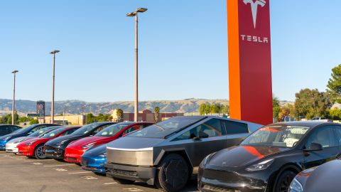 Tesla lleva más de 20 años vendiendo autos eléctricos.