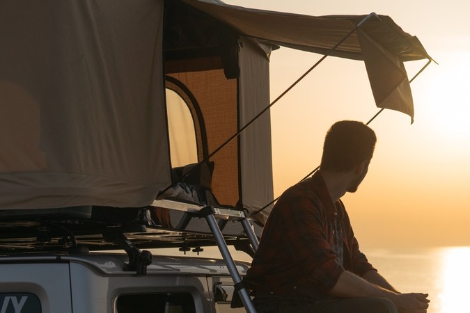 Cómo instalar una tienda de techo para camioneta