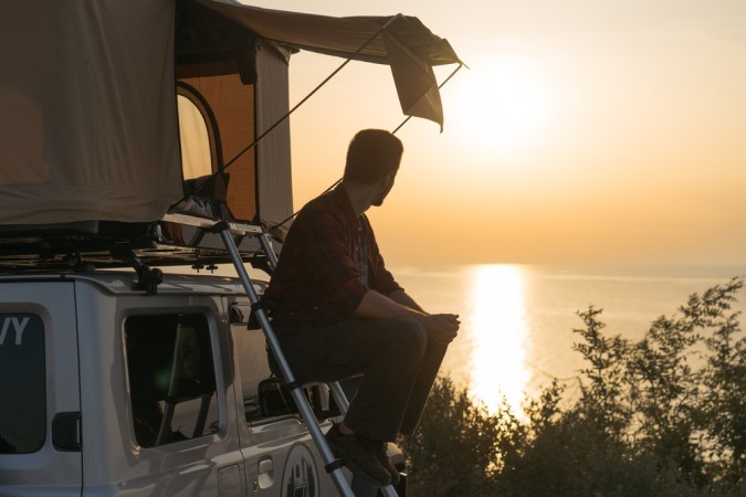 Cómo instalar una tienda de techo para camioneta