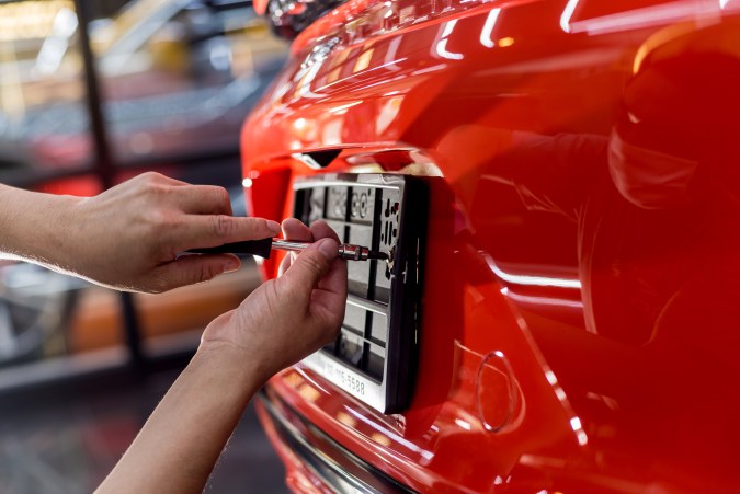 tornillos para la placa del auto