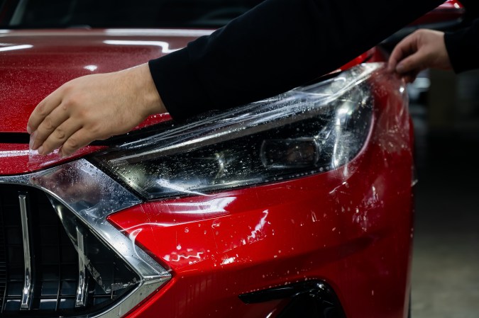 Los vinilos protectores para faro son cada vez más usados.