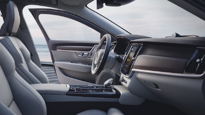 El interior del Volvo S90 es bastante lujoso y cómodo.