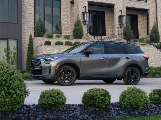 Infiniti QX60 tienes nuevas molduras que lo hacen ver robusto.