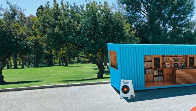 Alerón deportivo negro inspirado en el FX16 de los 80