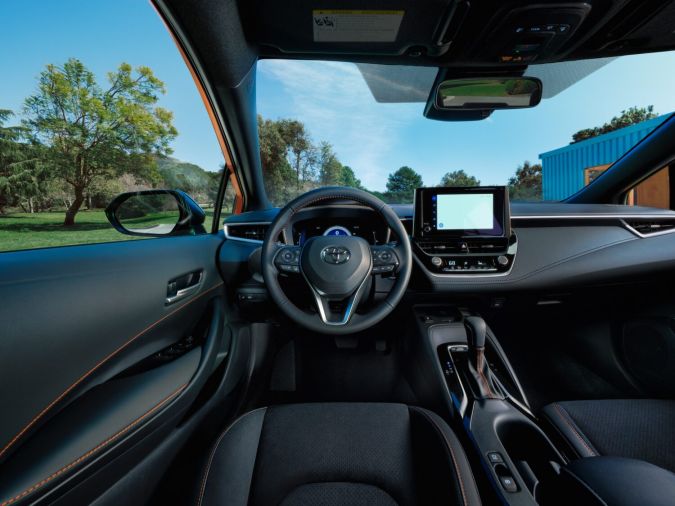 Interior del Corolla Hatchback FX con detalles deportivos