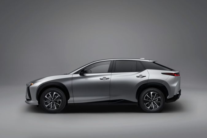 Lexus RZ 2026 tiene un rediseño más deportivo.