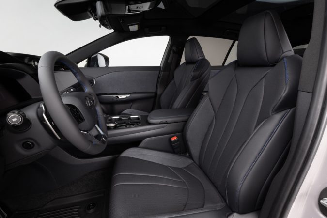Lexus RZ 2026 tiene un nuevo diseño de asientos.