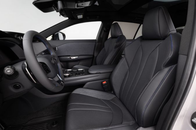 Lexus RZ 2026 tiene un nuevo diseño de asientos.