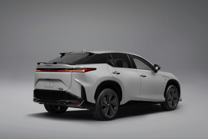 Lexus RZ 2026 agrega la versión 550e F Sport AWD con mayor potencia.