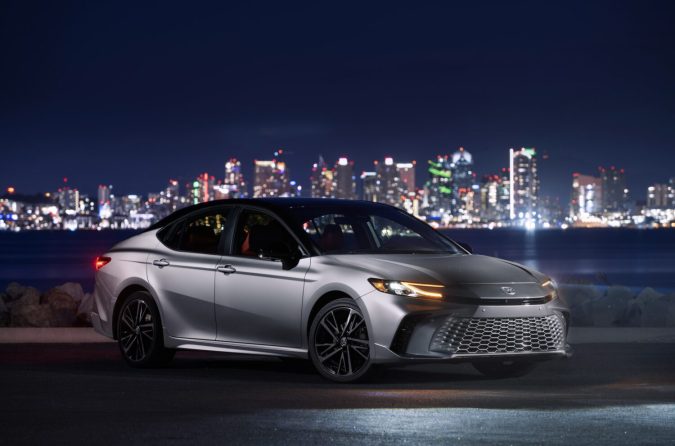 Toyota Camry 2026 Nightshade ofrece diferentes acabados exclusivos.