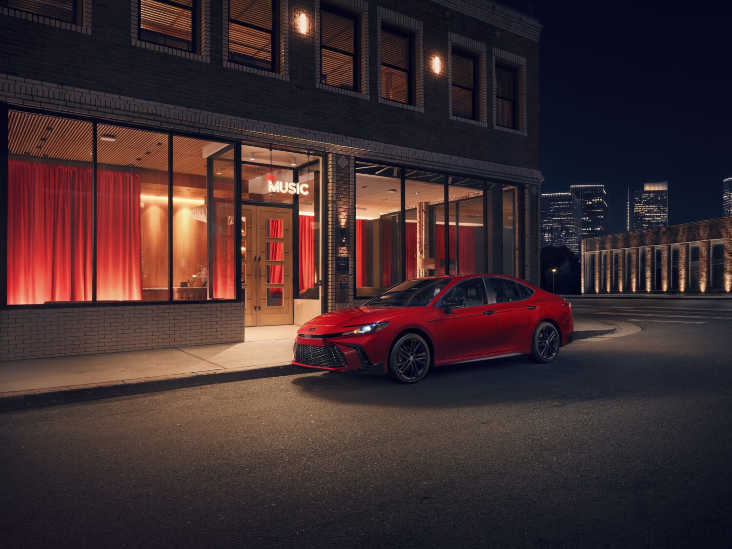 Toyota Camry 2026 Nightshade tiene elementos exclusivos que no tienen las versiones base.