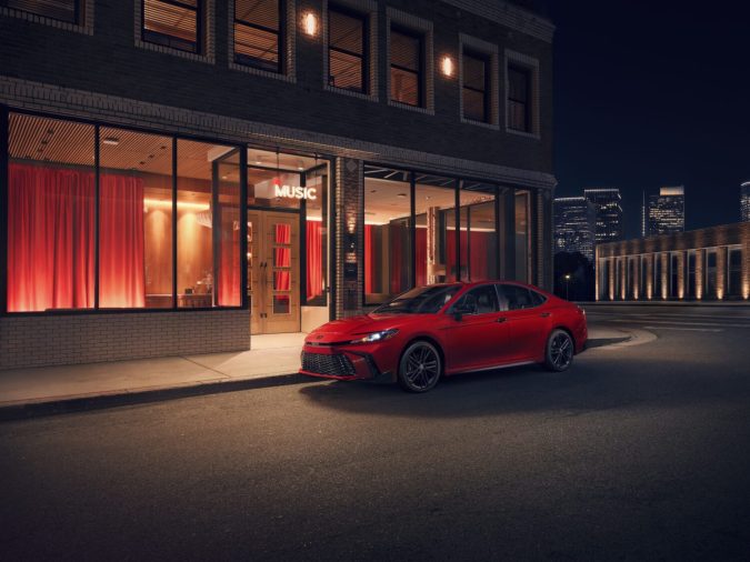 Toyota Camry 2026 Nightshade tiene elementos exclusivos que no tienen las versiones base.