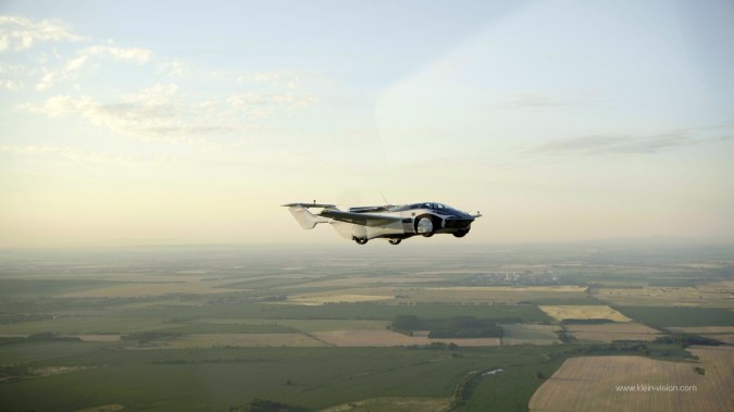 Descubre el AirCar: el futuro de los autos voladores